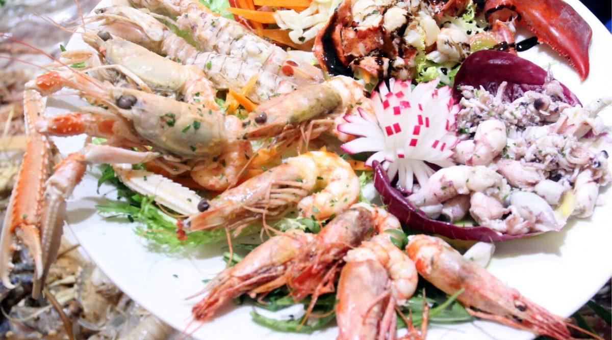 A Salerno, una coppia ha cenato in un noto ristorante, godendo di pesce e champagne, per poi scappare senza pagare il conto di 400 euro.