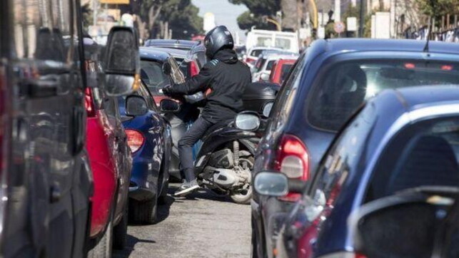 Tirano, un bambino con sindrome di Down e sua madre vengono sfiorati e insultati da un automobilista impaziente. La madre, Laura Ferrero, ha condiviso l'esperienza su Facebook, ricevendo un'ondata di solidarietà.