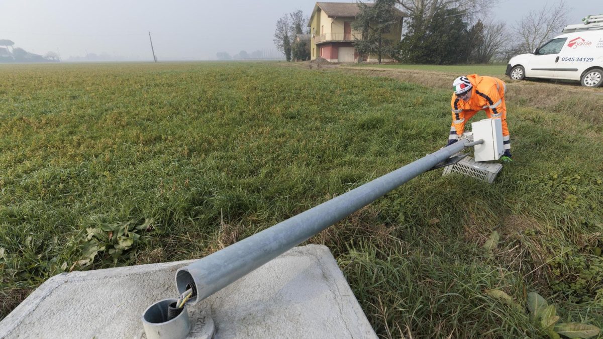 Fleximan distrugge tre velox box in Vezzano Ligure e Bolano, creando tensione con i sindaci locali e innescando indagini.