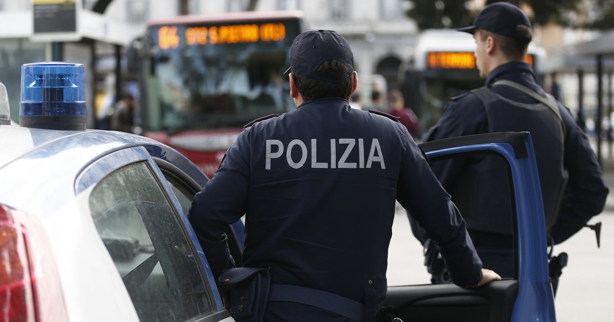 Un'aggressione inaudita avvenuta vicino alla Stazione Termini di Roma ha lasciato una donna con gravi ferite dopo essere stata colpita da un uomo nigeriano.