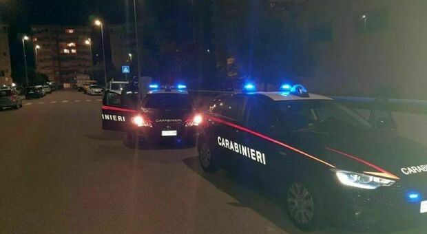 La polizia di Alessandria sta indagando sulla morte di un ragazzo rumeno di 21 anni, caduto dal secondo piano di un edificio. Nessuna pista è esclusa e le indagini sono in corso.