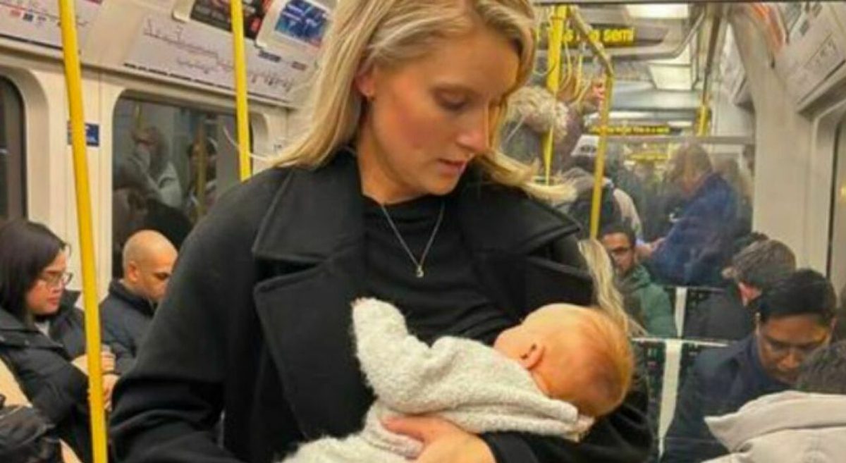 La storia di Samantha Holmes, mamma di 29 anni costretta ad allattare in piedi sulla metropolitana londinese, suscita indignazione online e risposta ufficiale da Transport for London.