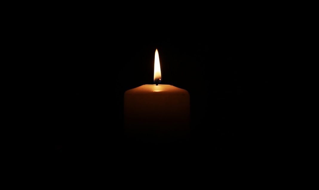La comunità scolastica dell'Istituto Media Manzoni di Reggio Emilia ha reso omaggio al loro giovane studente deceduto, attraverso gesti simbolici di ricordo e un minuto di silenzio.