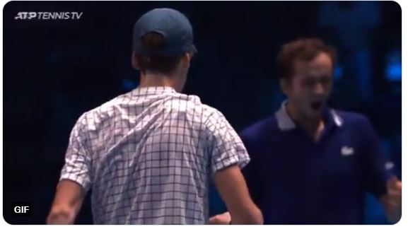 La vittoria di Jannik Sinner sugli Australian Open segna un punto di svolta nella sua rivalità con Daniil Medvedev, trasformando il tennista russo da avversario temibile a rispettato concorrente.