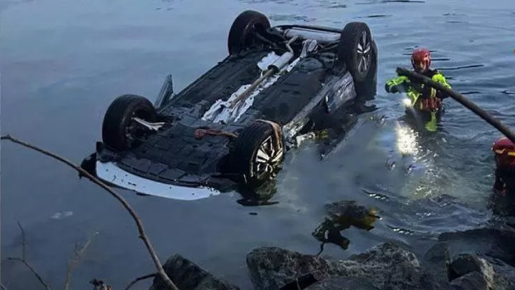 Due persone sono decedute ieri sera al Lago di Como quando il loro SUV Mercedes è precipitato in acqua dopo aver sfondato la ringhiera di un parcheggio.