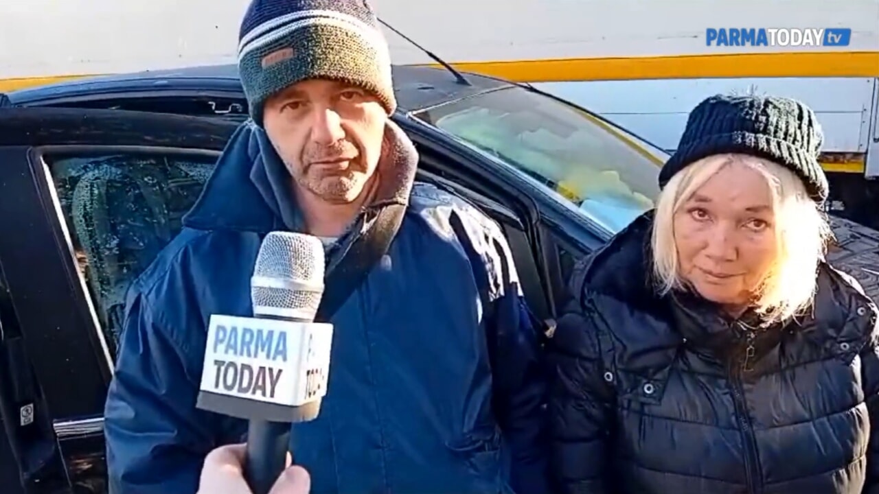 Davide e Anna, una coppia di Varese, sono costretti a vivere in auto a Parma a causa degli elevati costi degli affitti.