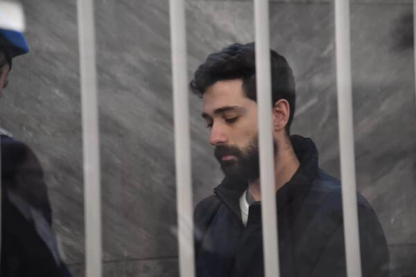 Alessandro Impagnatiello, ex barman di 30 anni, è sotto processo per l'omicidio della sua fidanzata incinta Giulia Tramontano. La famiglia della vittima chiede l'ergastolo.
