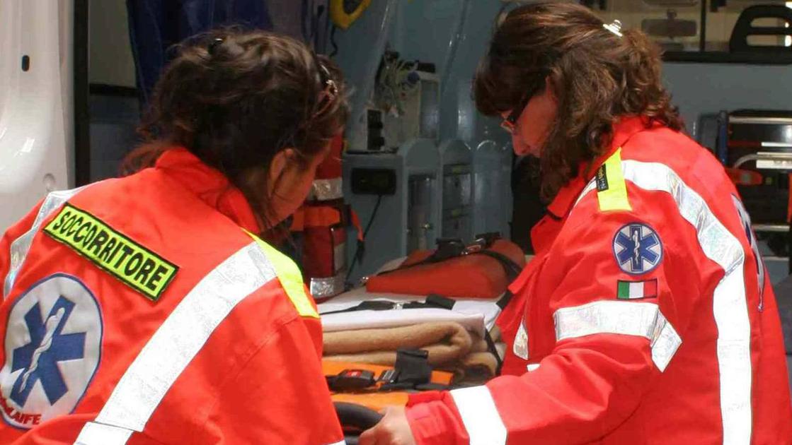 In un tragico incidente a Poggio a Caiano, un uomo di 41 anni ha accidentalmente ucciso suo padre mentre manovrava il furgone in retromarcia.