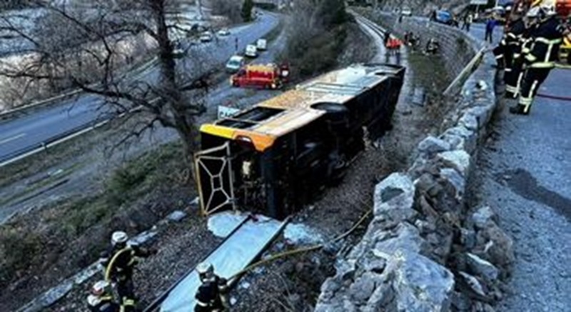 Grave incidente nei pressi di Nizza: scuolabus fuori controllo cade in un burrone, feriti gravemente l'autista e due studenti.