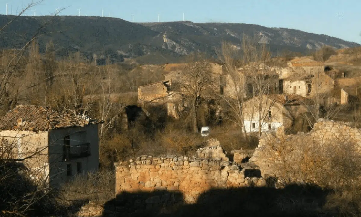 Una coppia ha acquistato il paese abbandonato di Bárcena de Bureba in Spagna, con l'intento di trasformarlo in un eco-villaggio, a un prezzo inferiore a quello di una casa a Roma.