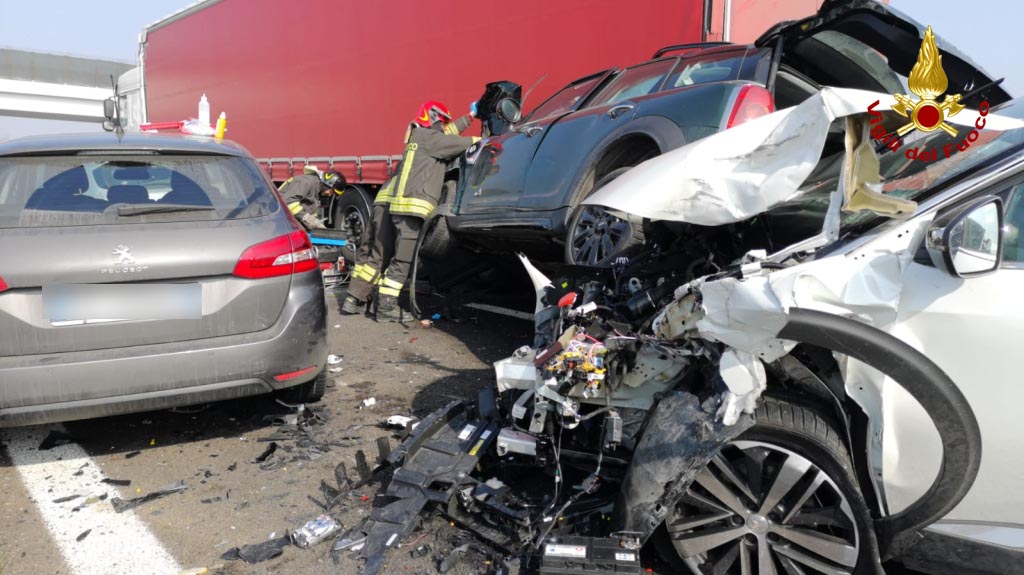 Un enorme scontro su A22, tra le uscite di Reggiolo e Carpi, lascia un bilancio di due morti e numerosi feriti. La visibilità ridotta dalla nebbia potrebbe essere stata la causa.