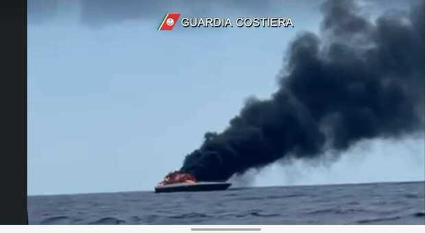 Incendio al largo dell'isola d'Elba: Stefania Craxi e Marco Bassetti salvati dalla Guardia Costiera