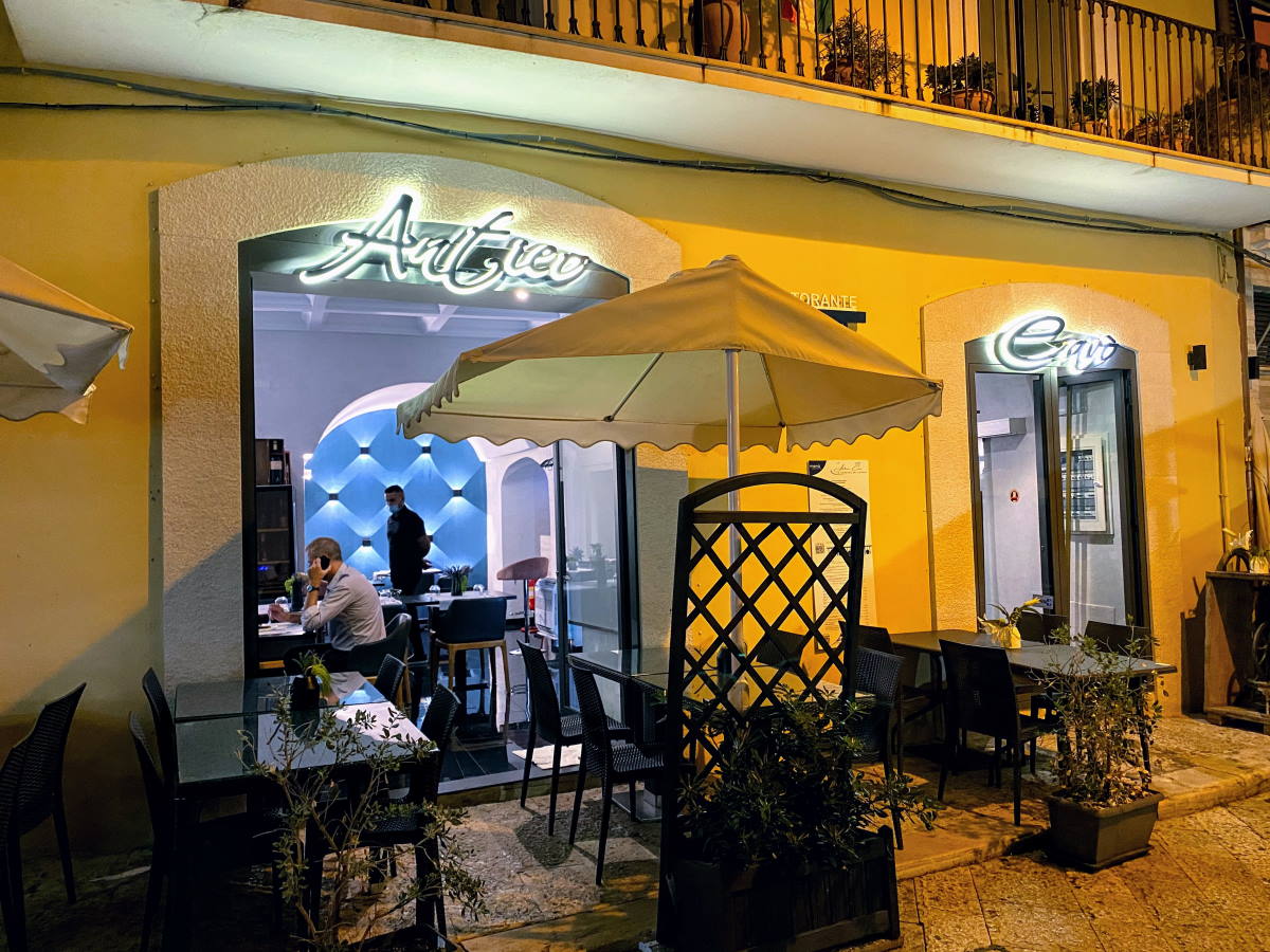 Bari, domenica 23 giugno, vigilia della notte di San Giovanni il ristorante Antico Cavò e il Ferrarese Caffè propongono lo “street food”, cibo e musica in Via Vallisa