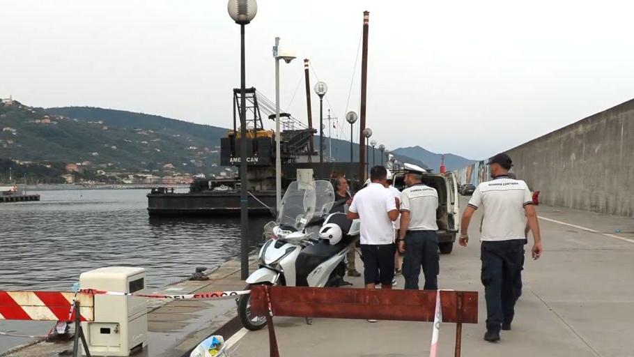 Un tragico incidente a Lavagna: una famiglia milanese precipita con l'auto nel mare, gravi le condizioni di madre e figlio.