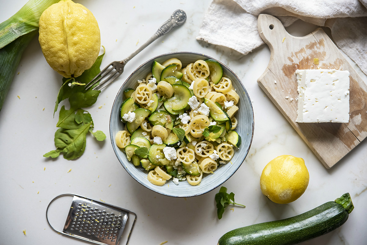 Un piatto estivo semplice e saporito: pasta con limone, zucchine e feta