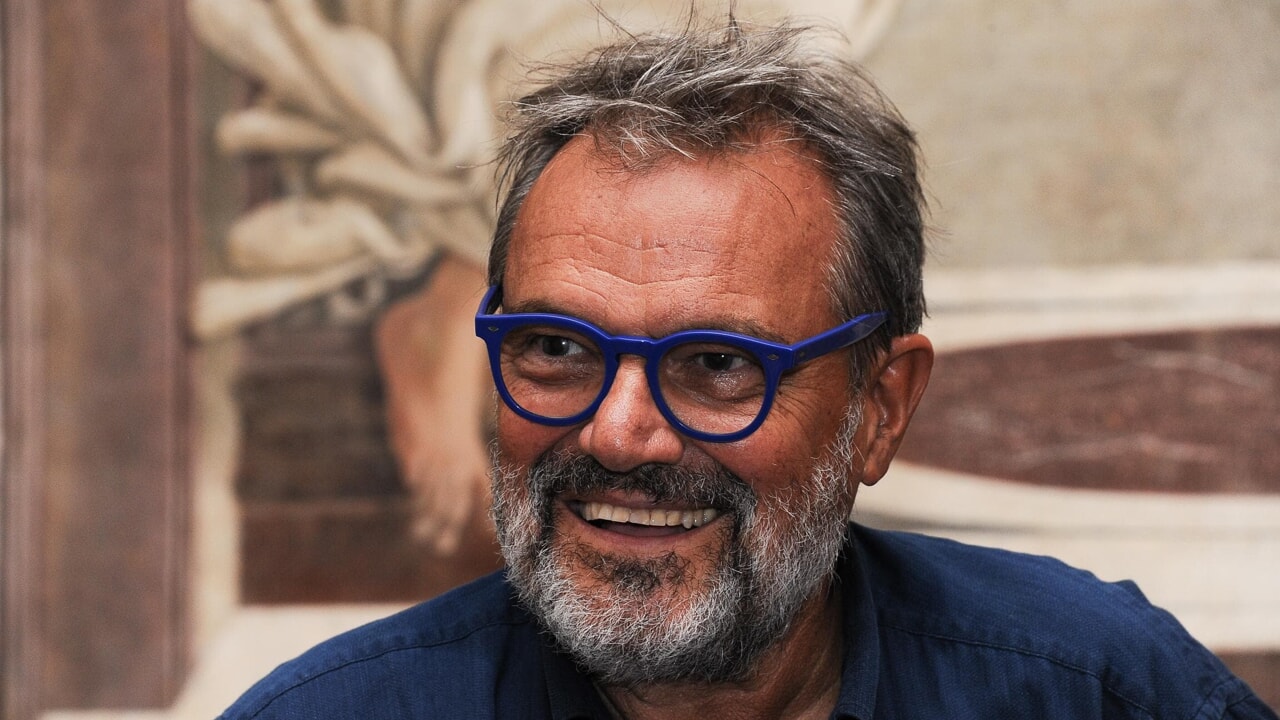 Il celebre fotografo Oliviero Toscani, noto per il suo spirito libero e anticonformista, sta affrontando una battaglia contro l'amiloidosi, una malattia che ha profondamente cambiato la sua vita.