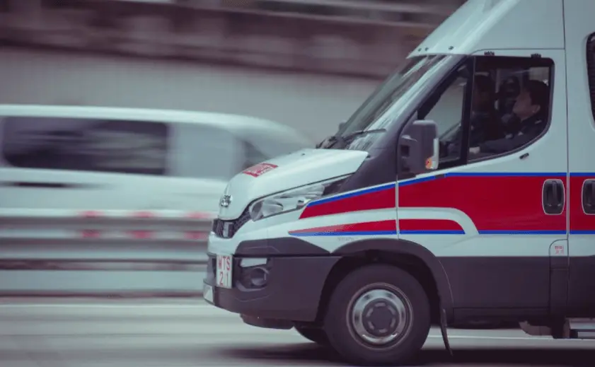 Una donna anziana è stata investita da un camion in retromarcia a Japigia e si trova in prognosi riservata. La polizia indaga sull'accaduto.