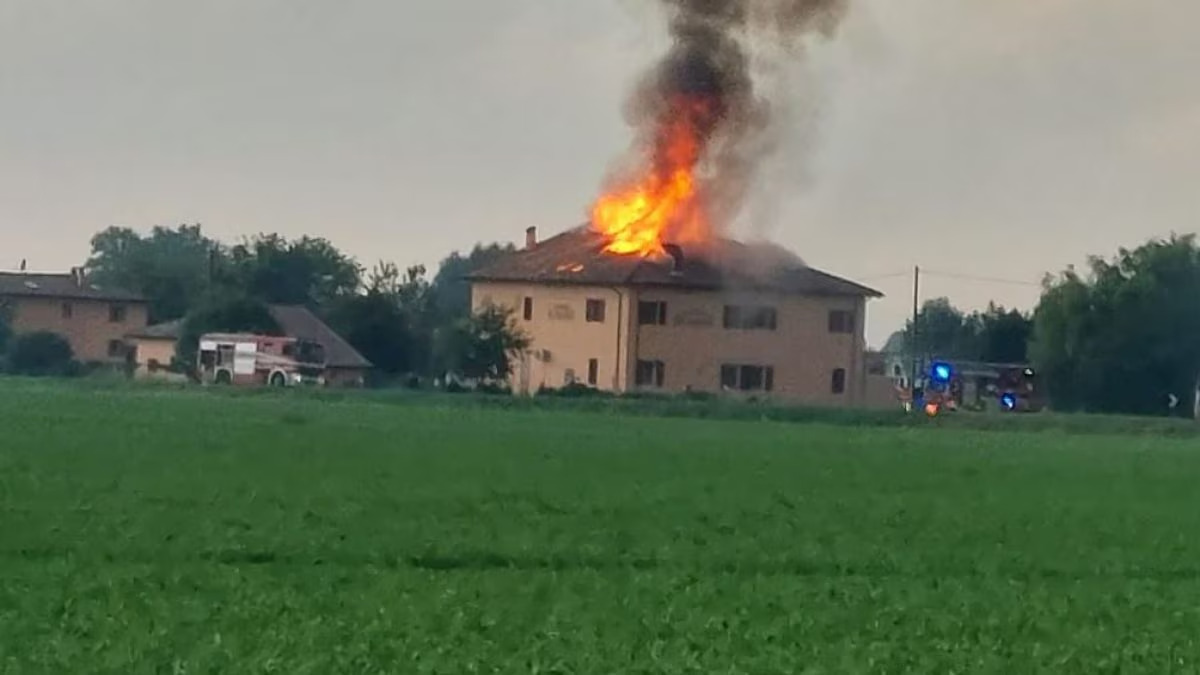 Un fulmine ha colpito il tetto di un ristorante a Granarolo Emilia, scatenando un incendio che ha distrutto l'intera copertura dell'edificio.