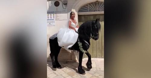 Rosanna Campagna, 27 anni, ha scelto di arrivare al suo matrimonio in sella a un cavallo frisone di nome Furore, suscitando grande attenzione e qualche polemica.