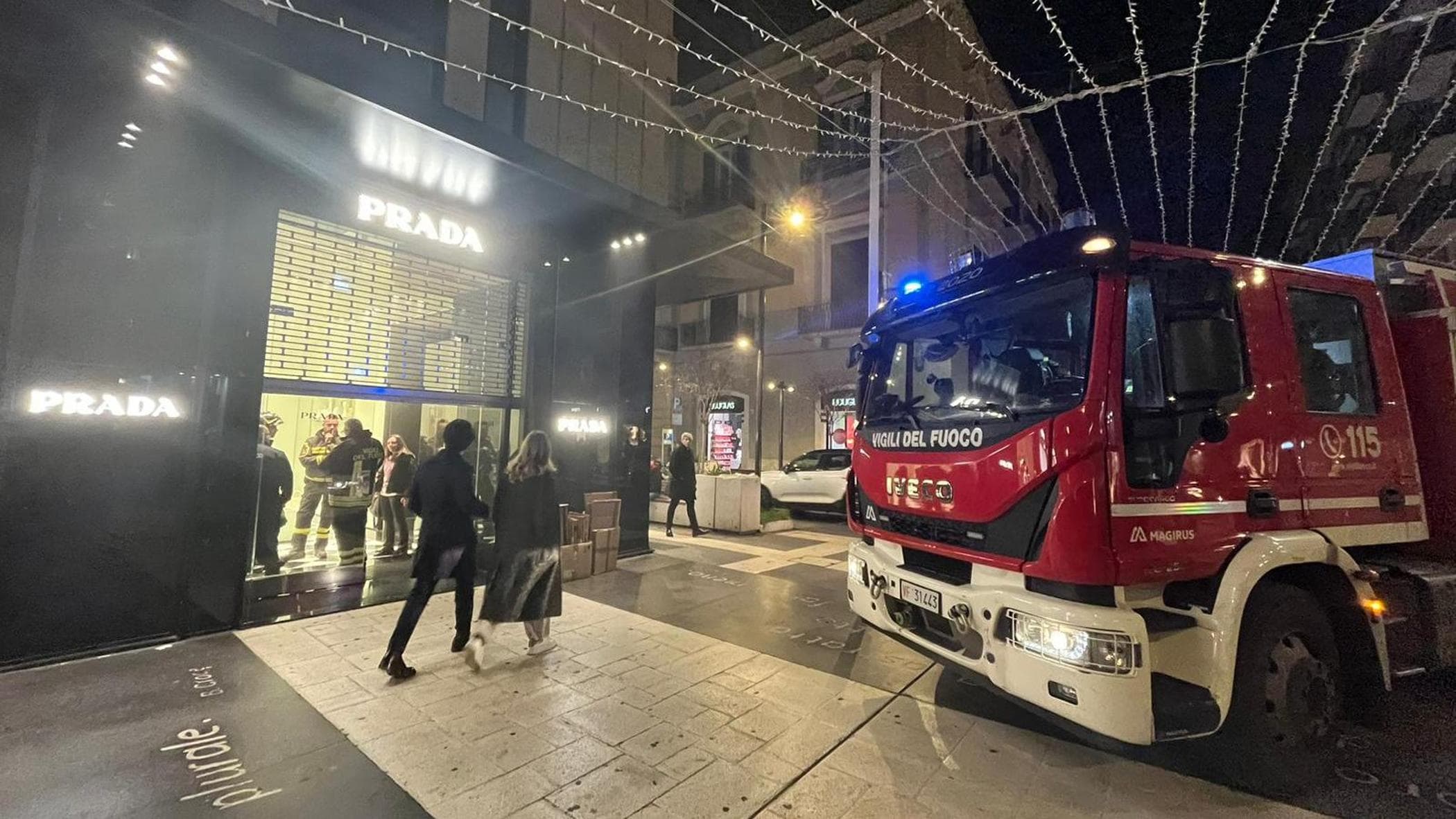 Paura a Bari quando fumo si è sprigionato dal negozio Prada. Vigili del fuoco sul posto, ma si trattava solo di un malfunzionamento dell'impianto antifurto.