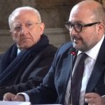 Le tensioni tra Vincenzo De Luca e Gennaro Sangiuliano aumentano, soprattutto dopo le voci di una possibile candidatura del ministro alle prossime Regionali in Campania.