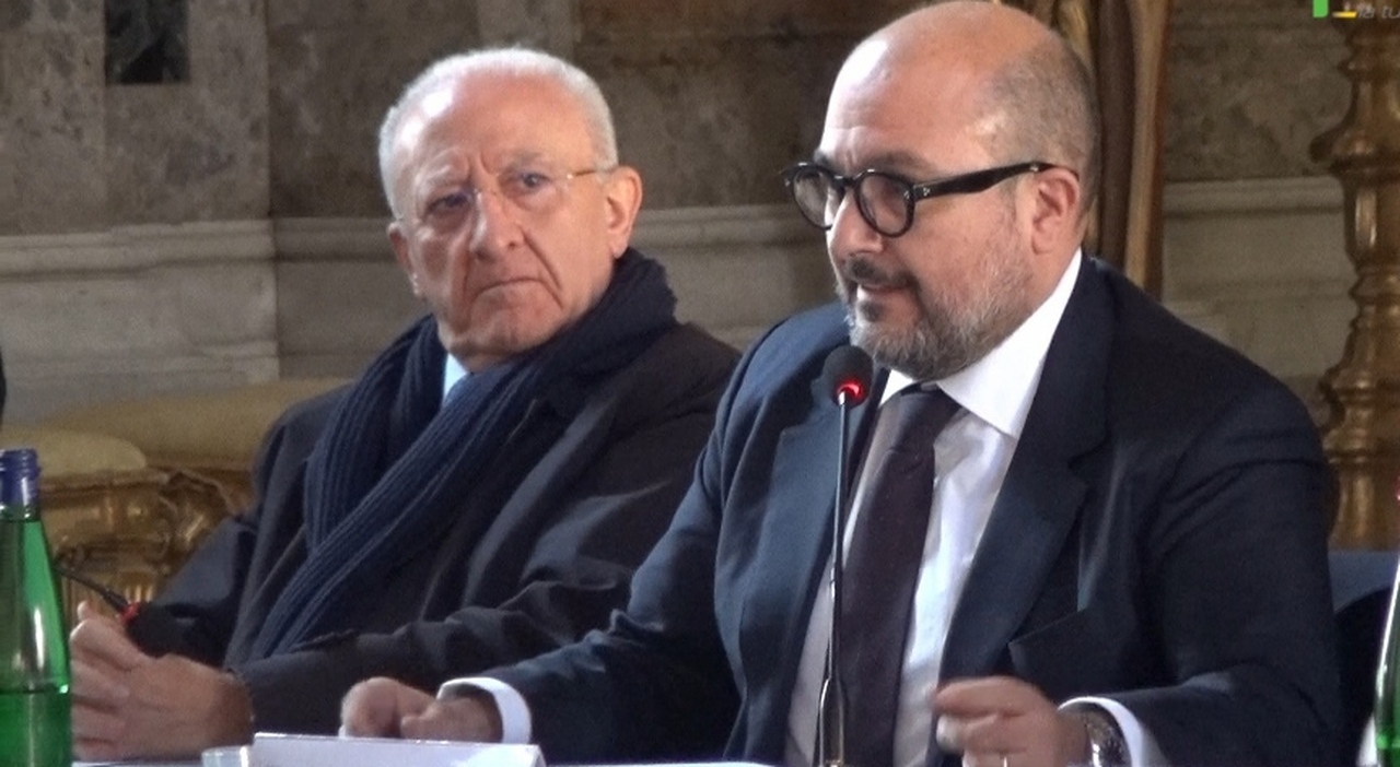 Le tensioni tra Vincenzo De Luca e Gennaro Sangiuliano aumentano, soprattutto dopo le voci di una possibile candidatura del ministro alle prossime Regionali in Campania.