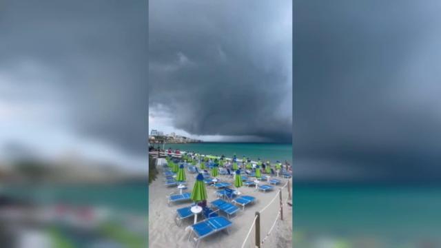 Una violenta tromba d'aria si è abbattuta su San Foca, nel Salento, causando danni alle strutture lungo la costa, ma senza provocare feriti.