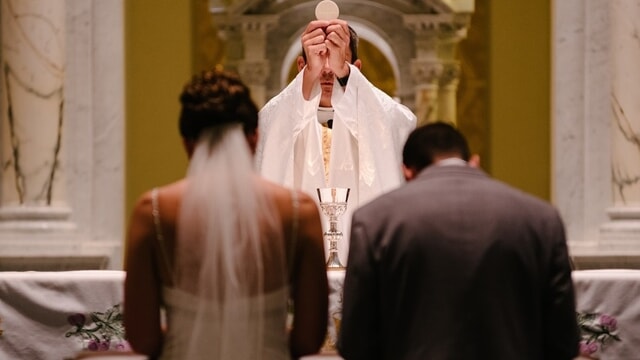 Un prete di Brignoles, in Francia, ha abbandonato il sacerdozio dopo aver ammesso una relazione con una donna che aveva unito in matrimonio. Il marito della donna si dice "traumatizzato a vita".