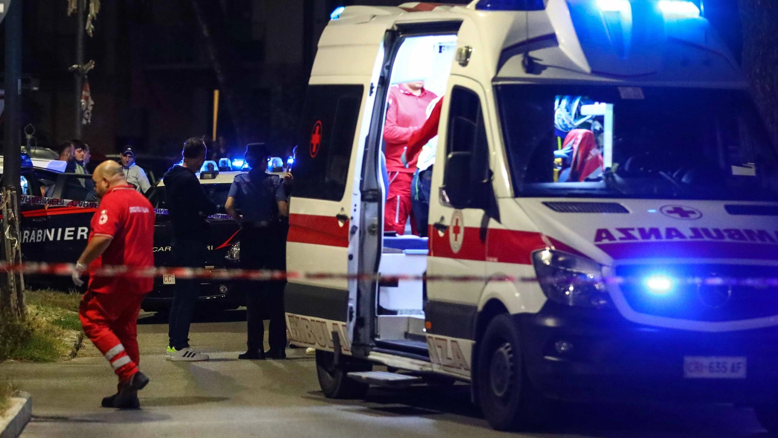 Una lite al Bahia di Molfetta si trasforma in tragedia con una giovane vittima e due feriti. Indagini affidate alla Dda di Bari. Scontro violento al Bahia: un bilancio drammatico Una lite scoppiata la scorsa notte al Bahia di Molfetta, nella zona nord del Barese, ha avuto un tragico epilogo. Una ragazza di 19 anni ha perso la vita dopo essere stata colpita da diversi colpi di arma da fuoco. Oltre alla giovane vittima, altre due persone sono rimaste ferite e attualmente sono ricoverate al Policlinico di Bari. Le autorità sono intervenute immediatamente sul posto e la situazione è sotto indagine da parte dei carabinieri. L'inchiesta, inizialmente avviata dalla Procura di Trani, è stata trasferita alla Direzione Distrettuale Antimafia di Bari a causa del presunto coinvolgimento di membri di un clan mafioso del rione Japigia. Dichiarazioni del titolare del locale Bahia Nicola Spadavecchia, proprietario del locale, ha raccontato ai media il tragico momento: "È stato un attimo. Erano le 2:45, verso la fine della serata, quando questi ragazzi sono arrivati nel mio locale, ed è accaduta la tragedia. Mai nulla del genere è mai successo nel mio locale". Spadavecchia ha aggiunto che non si trovava nella pista al momento dell'accaduto, ma nel suo ufficio: "Questo gruppo è entrato e in pochissimo si è scatenato l'inferno. La sicurezza è intervenuta, ma era tardi per la 19enne". Indagini in corso e solidarietà alle vittime Le forze dell'ordine stanno ancora effettuando i rilievi necessari sul luogo dell'incidente, coordinati dalla Dda di Bari. Il titolare del Bahia, nonostante l'incertezza riguardo al futuro del suo locale, ha espresso il suo cordoglio: "Siamo vicini alla famiglia della giovane donna rimasta uccisa, ma anche noi siamo vittime di questi atti di violenza assurdi". Non si esclude che nelle prossime ore possano emergere ulteriori dettagli sull'accaduto e sul coinvolgimento del clan mafioso sospettato.