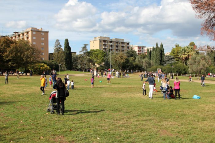 Tre ragazzini in bicicletta elettrica avrebbero aggredito coetanei nel parco. Una vittima è finita in ospedale. Residenti preoccupati.