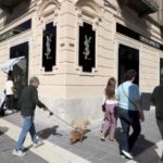 Apre oggi a Bari il nuovo negozio monomarca di Yves Saint Laurent in via Sparano. L'attesa inaugurazione prende il posto dello storico negozio Cima, presente dal 1928, chiuso lo scorso Natale.