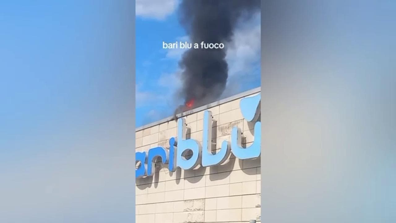 Paura al centro commerciale Bariblu di Triggiano, Bari, a causa di un incendio causato dal malfunzionamento di una canna fumaria. Le fiamme sono state rapidamente domate.