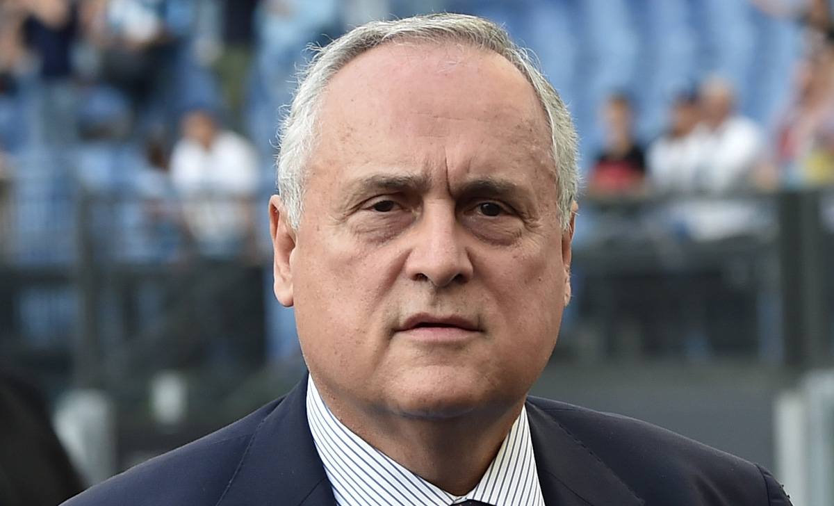 Un uomo di 60 anni, licenziato mesi prima e rimasto senza stipendio, ha ricevuto un'offerta di lavoro inaspettata dal presidente della Lazio, Claudio Lotito, dopo una dura battaglia per prendersi cura del figlio.