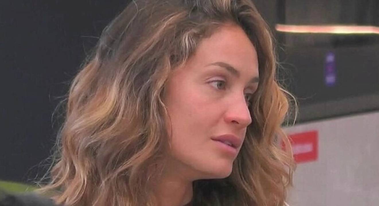 Grande Fratello, la crisi emotiva di Helena Prestes “Sono innamorata di Lorenzo”