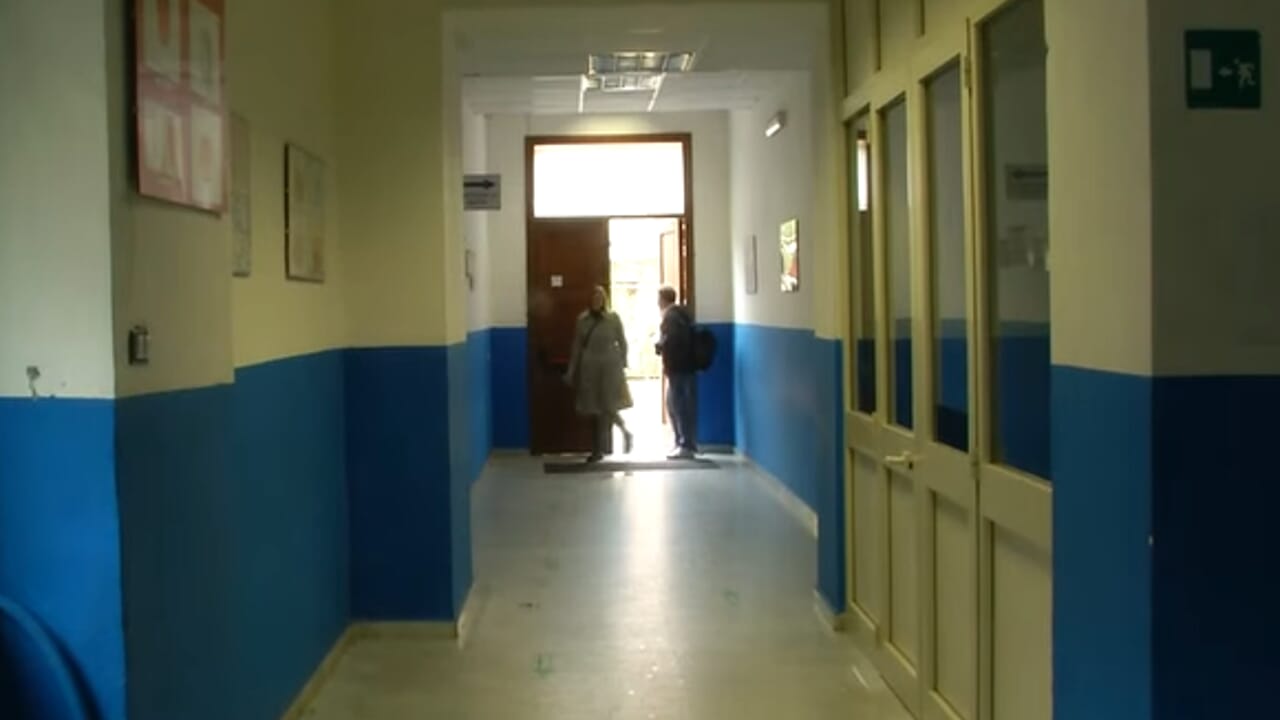 Bimba di 8 anni si sente male a scuola muore dopo pochi giorni in ospedale, “La febbre continuava a salire”