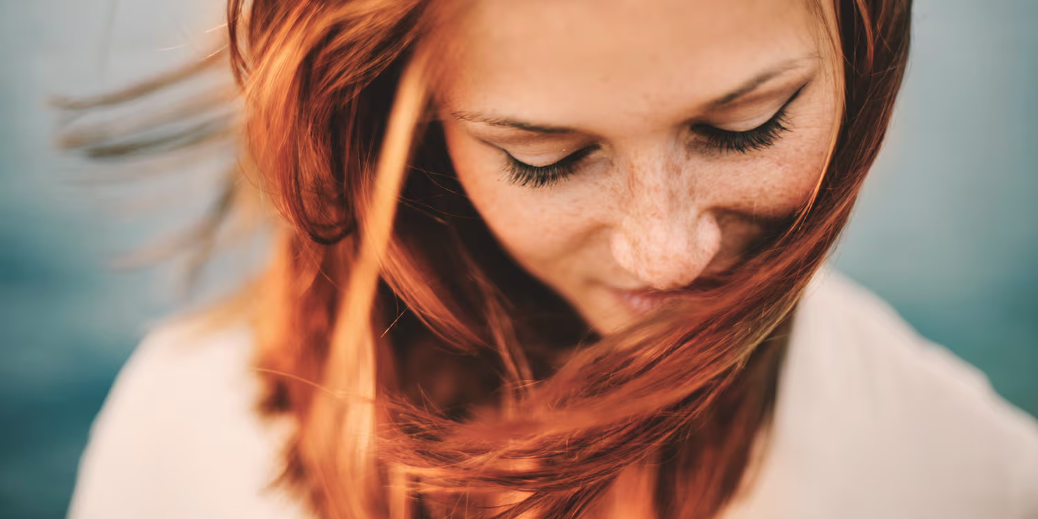 Con l’arrivo dell’autunno, la caduta dei capelli aumenta naturalmente. Scopri le cause e i rimedi per affrontare al meglio questa fase stagionale