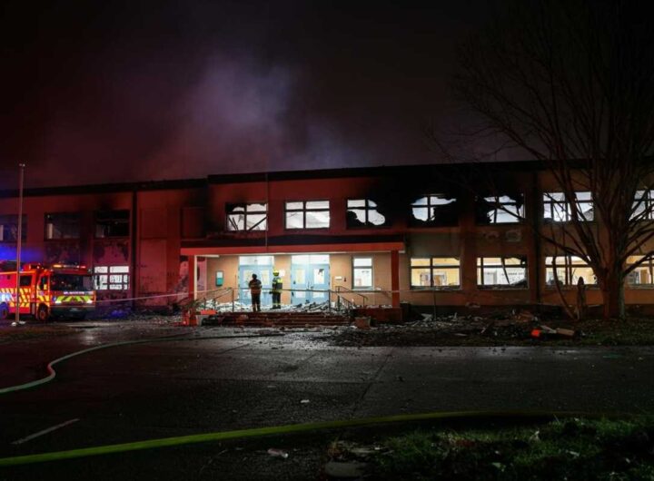 Cinque ragazzi denunciati dopo il devastante incendio di una scuola nel Barese